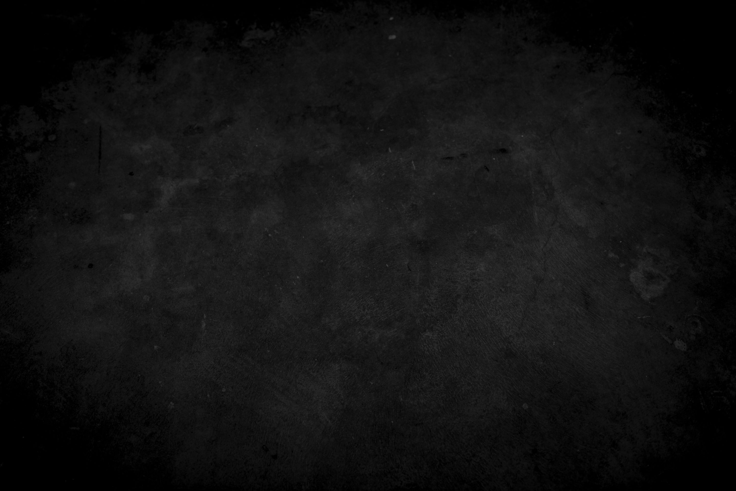 Photo noir et blanc très contrastée d'un portrait après conversion en niveaux de gris dans un logiciel de retouche