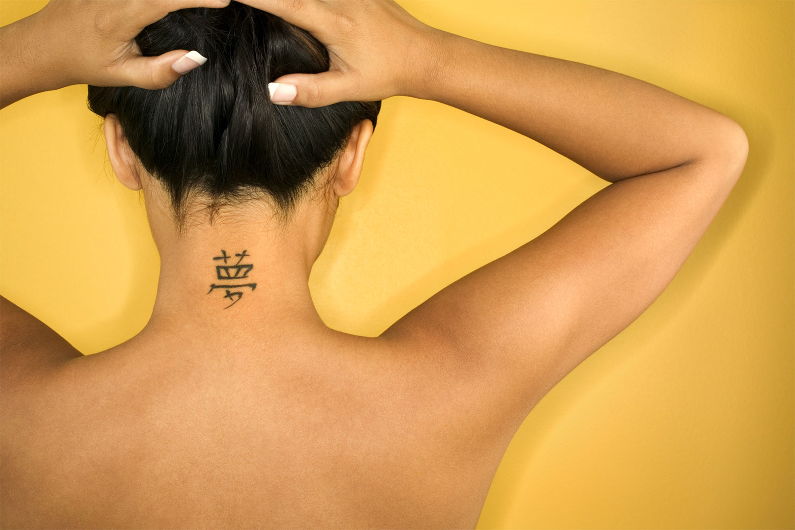 Tatoueur dessinateur préparant un motif de tatouage sur papier avant la séance