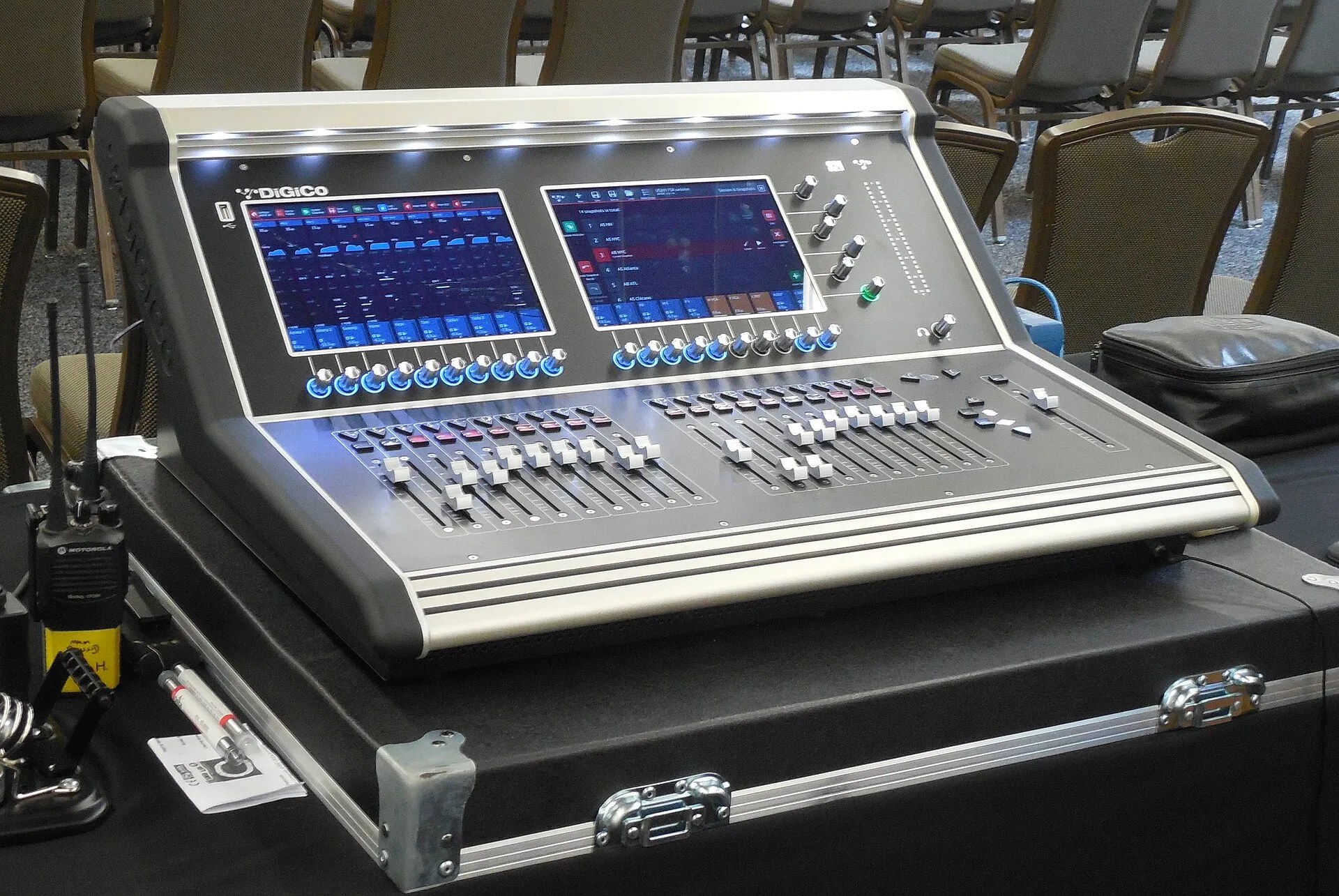 Table de mixage analogique avec faders, potentiomètres et entrées micro sur un bureau de studio
