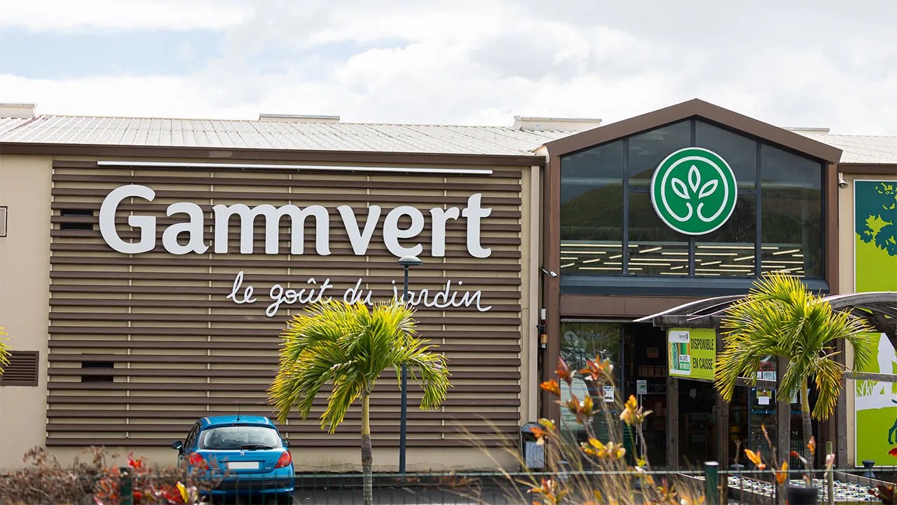 Façade d'un magasin Gamm vert avec affiches de liquidation totale avant fermeture définitive