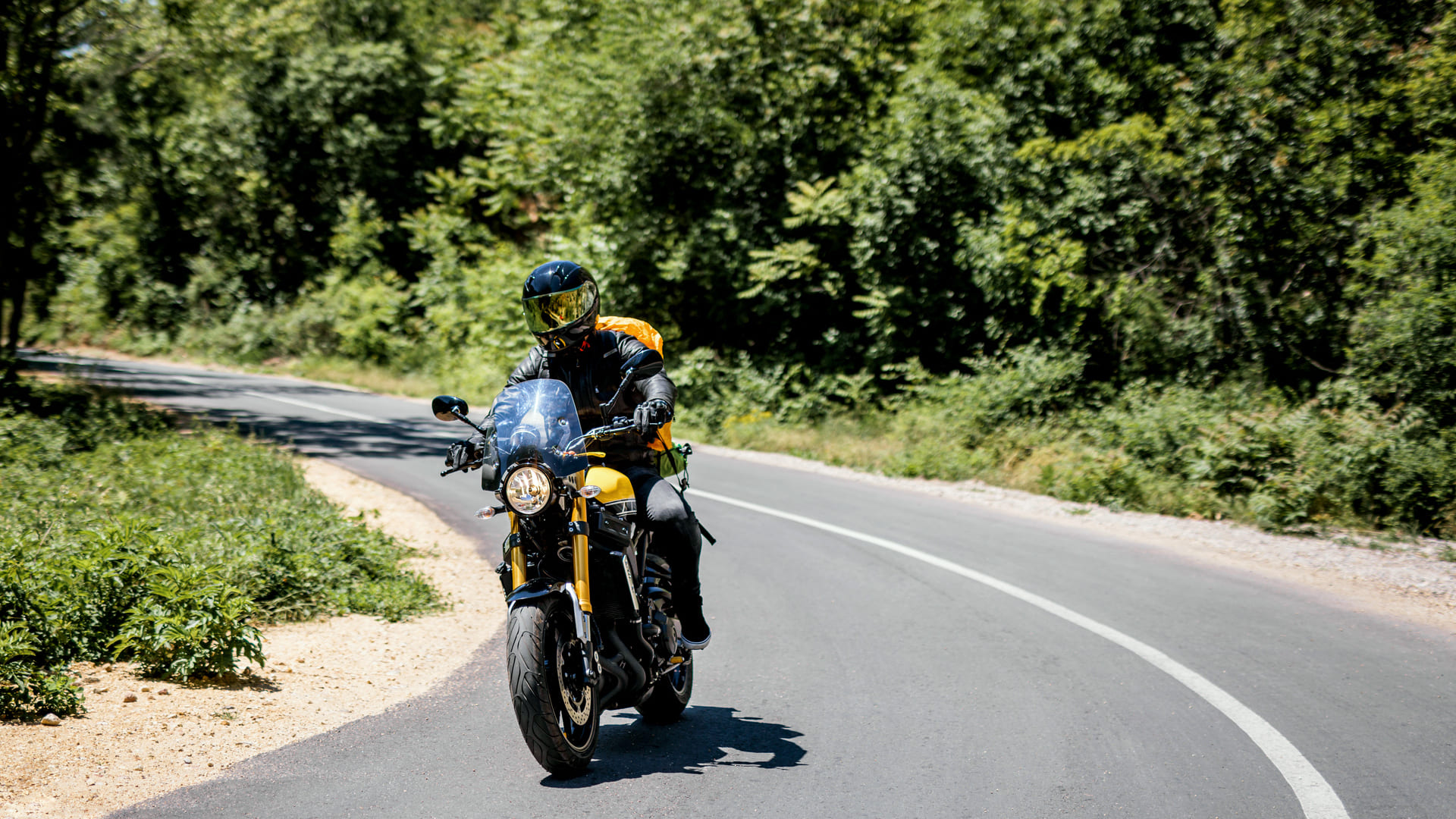 Écran affichant un comparateur en ligne utilisé pour choisir une assurance moto